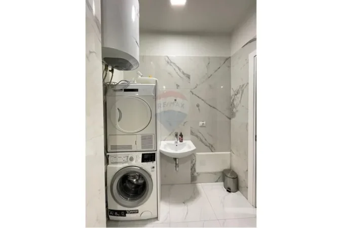 Tirane, jepet me qera 2+1+Ballkon Kati 6, 90 m² 1.400 € (Rruga e Kosovareve)