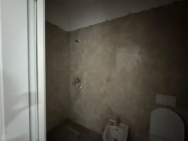 Tirane, jepet me qera apartament 1+1+Ballkon Kati 3, 65 m² 400 € 