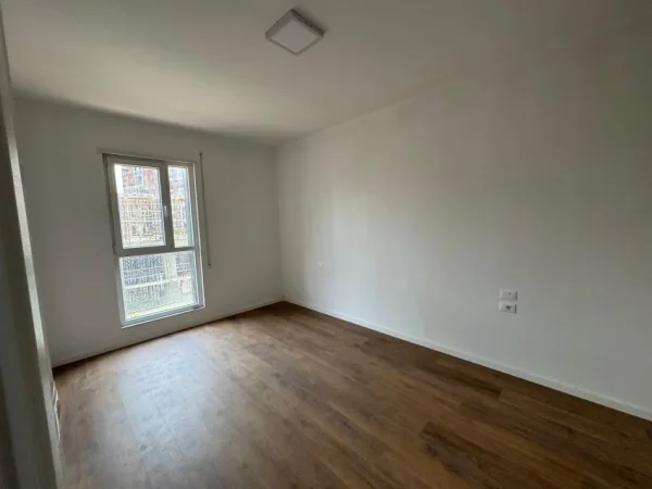 Tirane, jepet me qera apartament 2+1+Ballkon Kati 1, 108 m² 800 € 