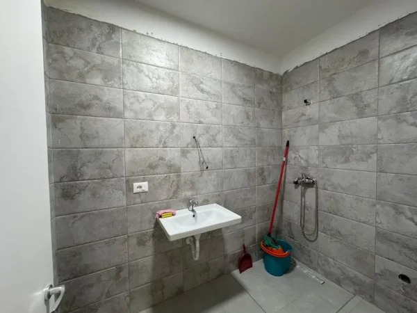 Tirane, jepet me qera apartament 2+1+Ballkon Kati 1, 108 m² 800 € 