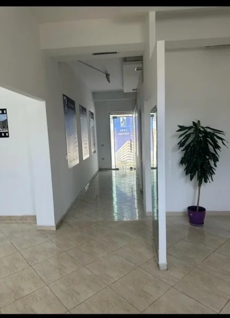 Tirane, jepet me qera dyqan Kati 0, 70 m² 700 € (LAPRAKE)