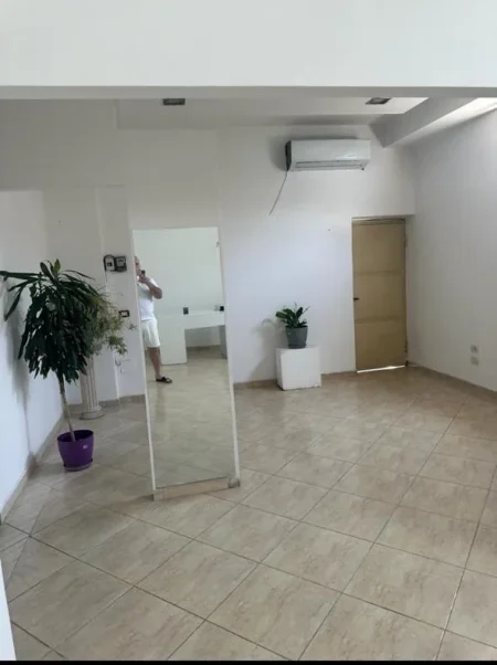 Tirane, jepet me qera dyqan Kati 0, 70 m² 700 € (LAPRAKE)