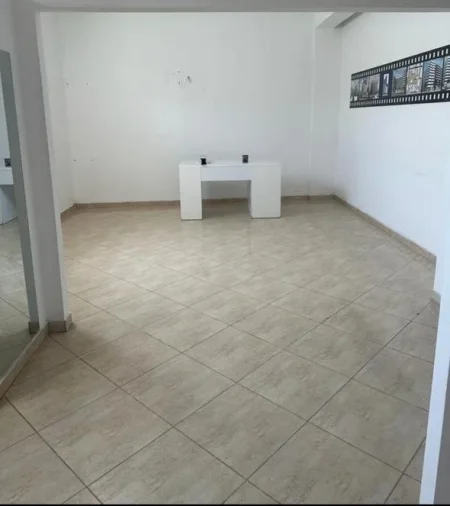 Tirane, jepet me qera dyqan Kati 0, 70 m² 700 € (LAPRAKE)
