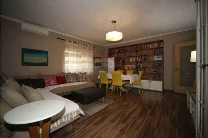 Tirane, jepet me qera apartament 2+1+Ballkon Kati 3, 98 m² 700 € (Rruga Tefta Tashko)