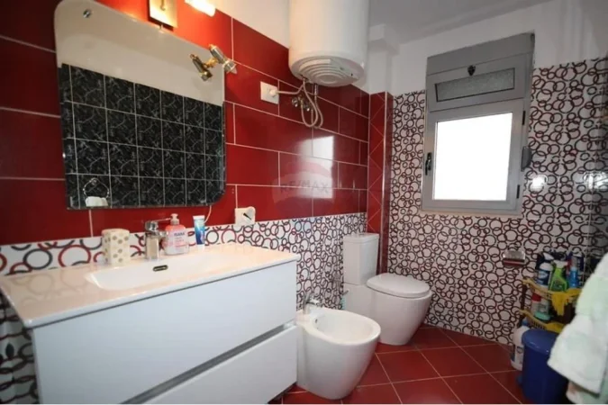 Tirane, jepet me qera apartament 2+1+Ballkon Kati 3, 98 m² 700 € (Rruga Tefta Tashko)