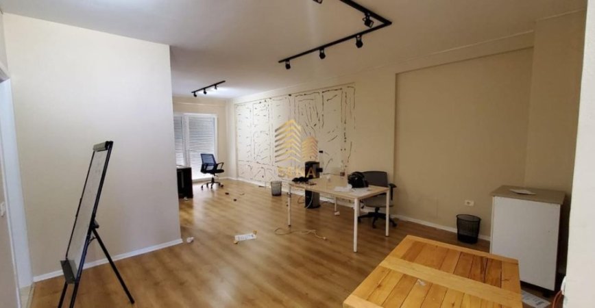 Tirane, jepet me qera ambjent biznesi Kati 8, 140 m² 1.000 € (Rruga Hasan Alla, prane Kristal Center)