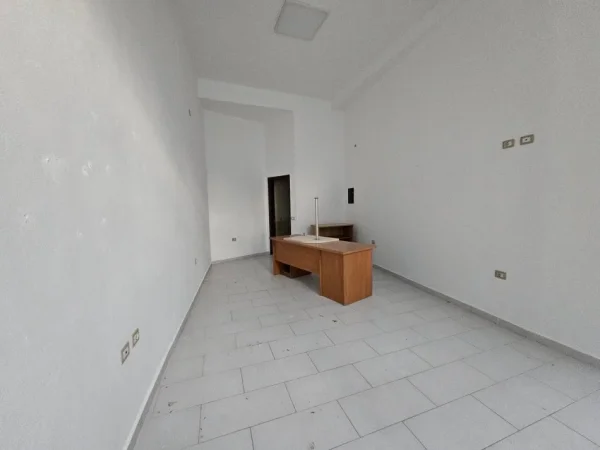 Tirane, shitet dyqan Kati 0, 32 m² 95.000 € (Rruga Haxhi Hysen Dalliu)