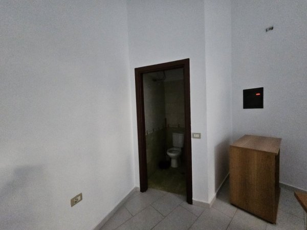 Tirane, shitet dyqan Kati 0, 32 m² 95.000 € (Rruga Haxhi Hysen Dalliu)