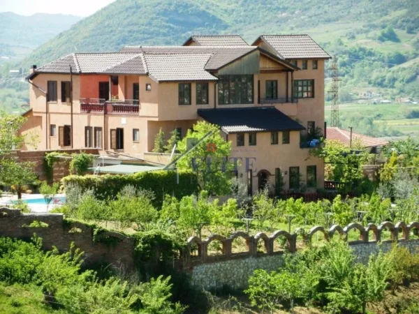 Tirane, shitet hotel , 1.240 m² (Peze)