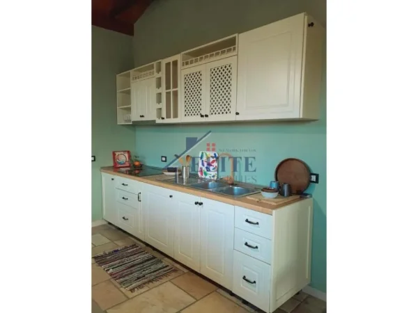 Tirane, shitet hotel , 1.240 m² (Peze)