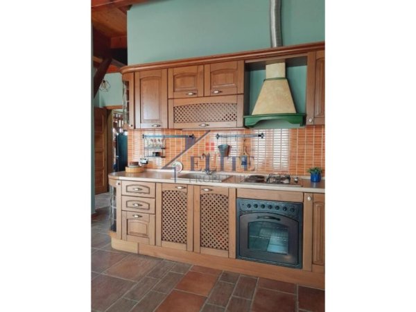Tirane, shitet hotel , 1.240 m² (Peze)