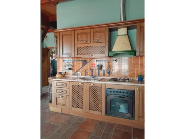 Tirane, shitet hotel , 1.240 m² (Peze)