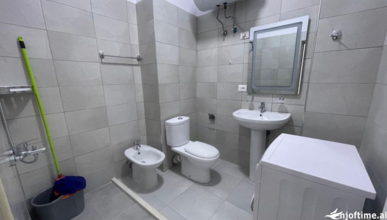 Tirane, jepet me qera apartament 1+1+Ballkon Kati 1, 70 m² 400 €