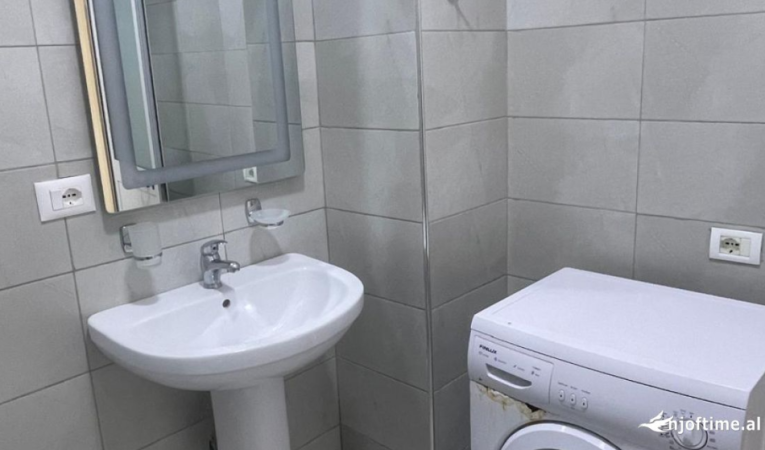 Tirane, jepet me qera apartament 1+1+Ballkon Kati 1, 70 m² 400 €
