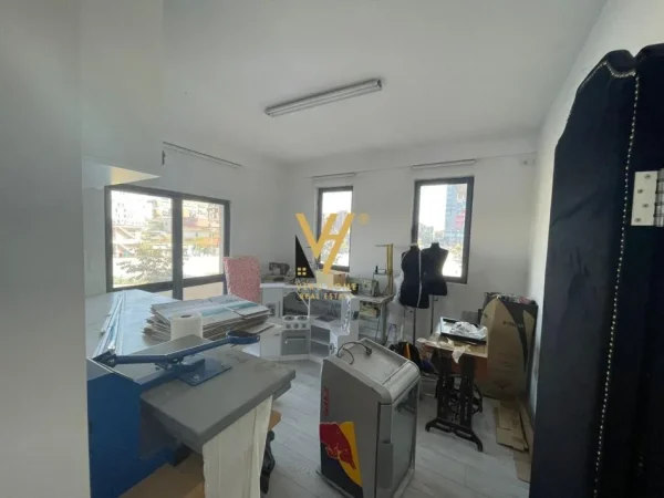 Tirane, jepet me qera zyre Kati 2, 210 m² 1.500 € (UNAZA E RE)