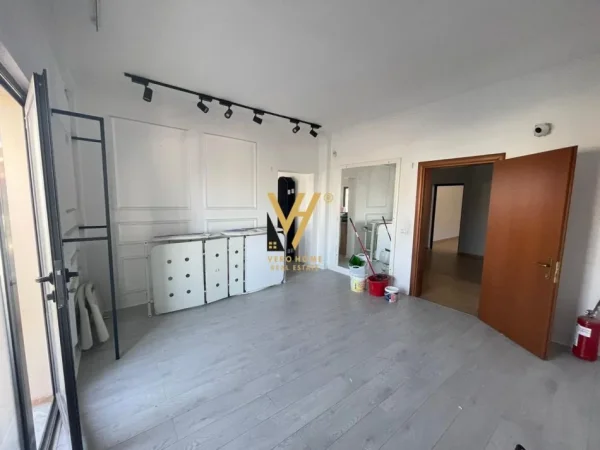 Tirane, jepet me qera zyre Kati 2, 210 m² 1.500 € (UNAZA E RE)