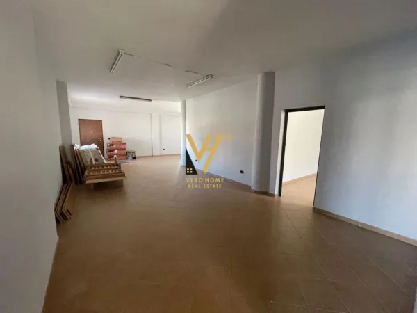 Tirane, jepet me qera zyre Kati 2, 210 m² 1.500 € (UNAZA E RE)