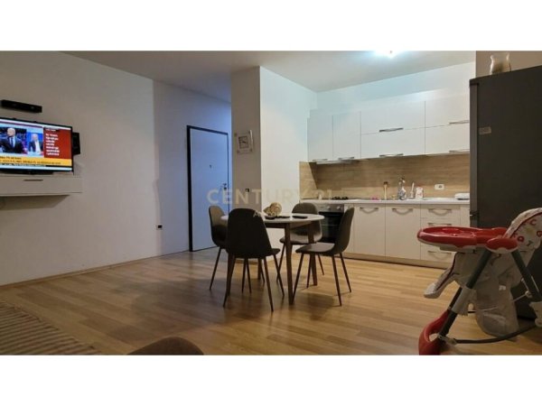 Tirane, jap me qera apartament 1+1 , 73 m² 550 € ( Rruga "Xhon Kenedi", Kopshti Botanik Zoologjik)