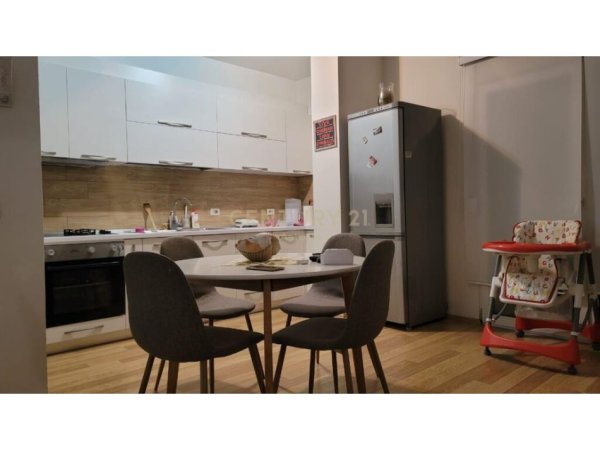 Tirane, jap me qera apartament 1+1 , 73 m² 550 € ( Rruga "Xhon Kenedi", Kopshti Botanik Zoologjik)