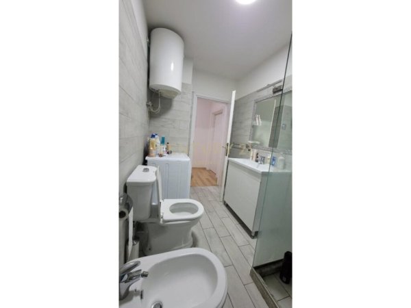Tirane, jap me qera apartament 1+1 , 73 m² 550 € ( Rruga "Xhon Kenedi", Kopshti Botanik Zoologjik)