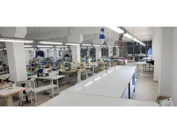 Tirane, jepet me qera magazine , 900 m² 2.850 € (Kombinat, Tirana, Albania)