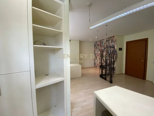 Tirane, jepet me qera zyre Kati 1, 70 m² 600 € (pazari i ri)