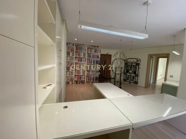 Tirane, jepet me qera zyre Kati 1, 70 m² 600 € (pazari i ri)