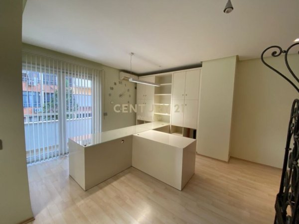 Tirane, jepet me qera zyre Kati 1, 70 m² 600 € (pazari i ri)