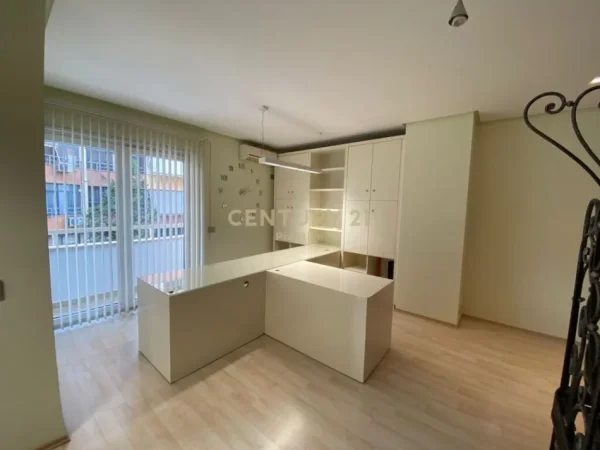 Tirane, jepet me qera zyre Kati 1, 70 m² 600 € (pazari i ri)
