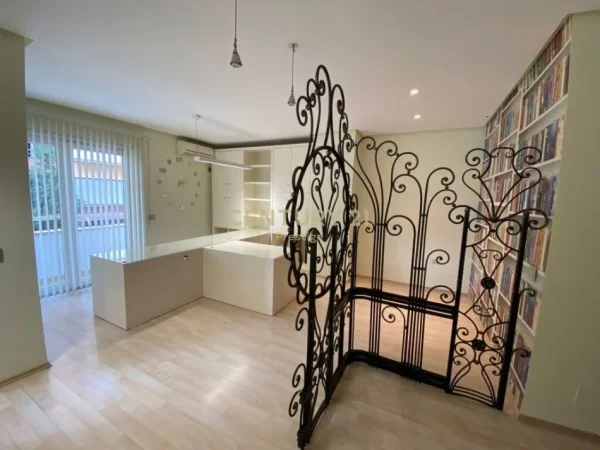 Tirane, jepet me qera zyre Kati 1, 70 m² 600 € (pazari i ri)