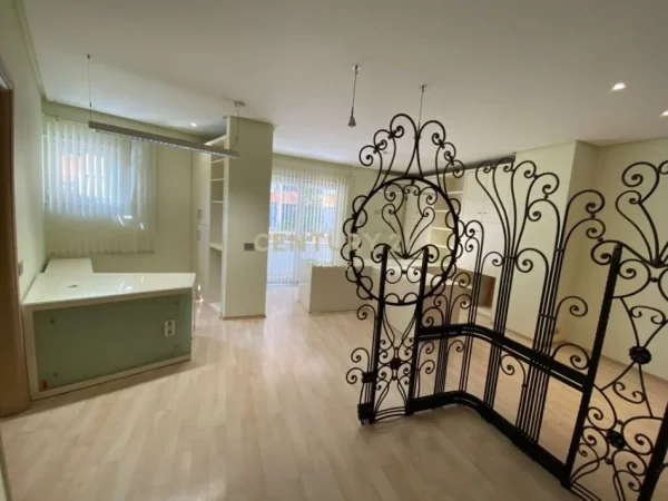 Tirane, jepet me qera zyre Kati 1, 70 m² 600 € (pazari i ri)