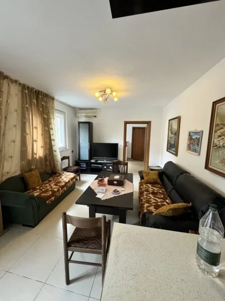 Tirane, jepet me qera Vile 4+1+Aneks+Ballkon Kati 0, 200 m² 750 € (Ibrahim asmema ,ali demi , palestra e edit)