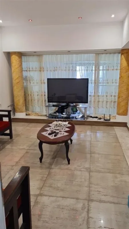 Shqiperi, jepet me qera apartament 3+1 Kati 1, 140 m² 700 € (QYTET STUDENTI)