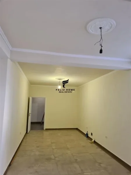 Shqiperi, jepet me qera apartament 3+1 Kati 1, 140 m² 700 € (QYTET STUDENTI)