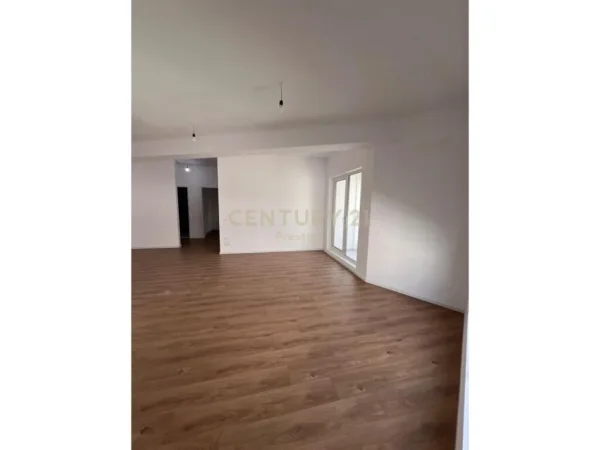 Tirane, shitet apartament 1+1 Kati 5, 61 m² 85.500 € (ali demi)