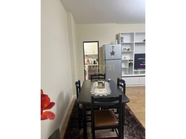 Tirane, jepet me qera apartament 2+1 Kati 3, 70 m² 1.000 € (sheshi wilson)