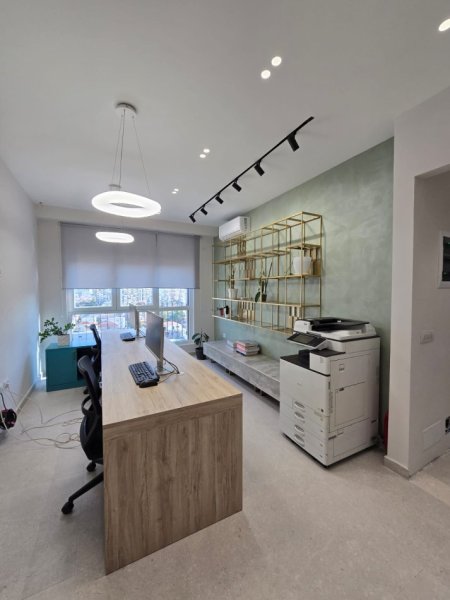 Tirane, jepet me qera ambjent biznesi Kati 8, 55 m² 500 € (Ish Fusha e Aviacionit)