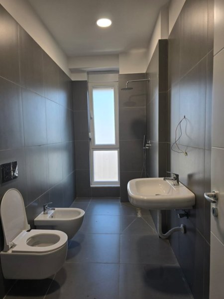 Tirane, jepet me qera ambjent biznesi Kati 8, 55 m² 500 € (Ish Fusha e Aviacionit)