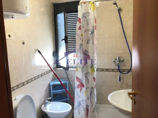 Tirane, jepet me qera apartament 1+1+Ballkon Kati 5, 70 m² 400 € (9 Kateshet)
