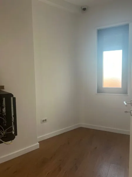 Tirane, jepet me qera zyre Kati 4, 142 m² 2.000 € (Bulevardi Zogu I)