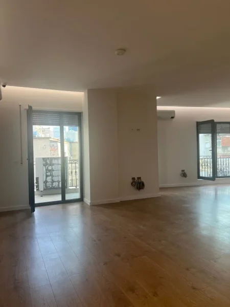 Tirane, jepet me qera zyre Kati 4, 142 m² 2.000 € (Bulevardi Zogu I)