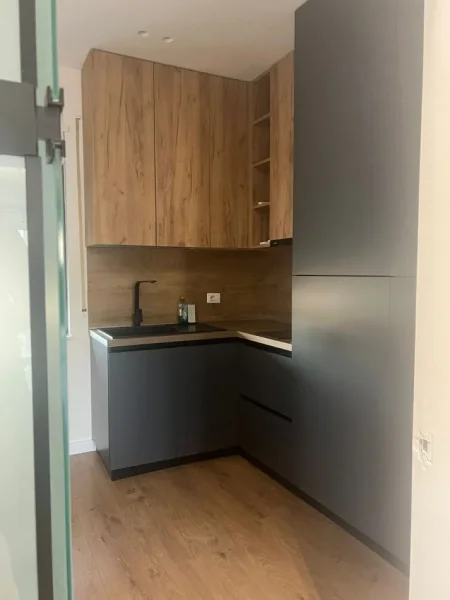 Tirane, jepet me qera zyre Kati 4, 142 m² 2.000 € (Bulevardi Zogu I)