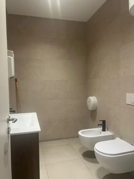 Tirane, jepet me qera zyre Kati 4, 142 m² 2.000 € (Bulevardi Zogu I)