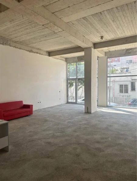 Durres, shitet dyqan Kati 0, 188 m² 233.000 € (Prane Shkolles Dy Gjelat ne Durres)