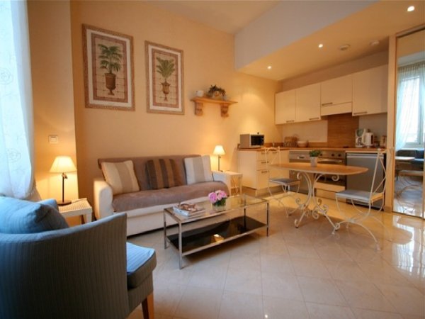 Tirane, jepet me qera apartament 3+1 Kati 8, 130 m² 700 € (Rruga e Kavajes)