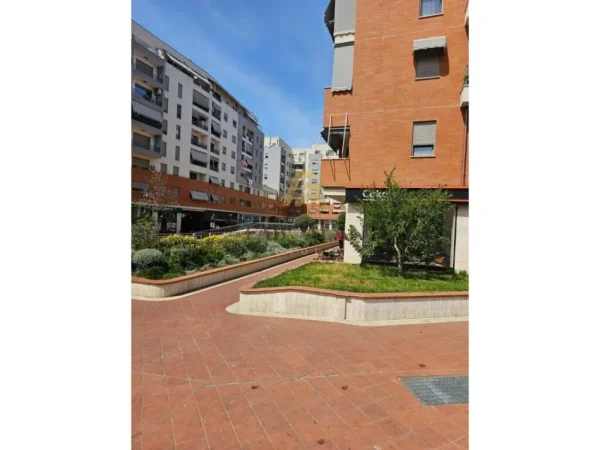 Tirane, shitet ambjent biznesi Kati 0, 82 m² 300.000 € (Komisariati nr 4, Tower Bridge 3)