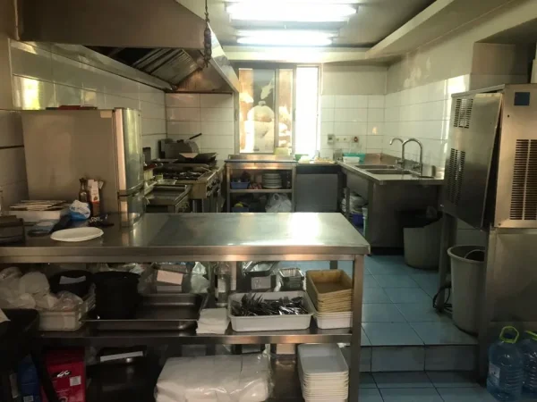 Tirane, shitet bar-resorant Kati 0, 111 m² 30.000 € (sheshi willson)