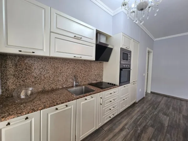 Tirane, jepet me qera apartament 3+1+Ballkon Kati 7, 131 m² 1.000 € (Kompleksi Delijorgji, Rruga Kavajes)