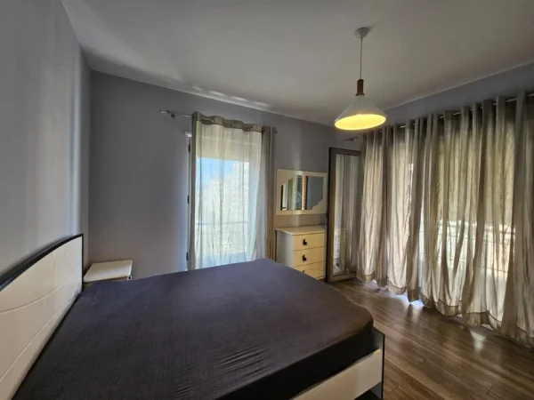 Tirane, jepet me qera apartament 3+1+Ballkon Kati 7, 131 m² 1.000 € (Kompleksi Delijorgji, Rruga Kavajes)
