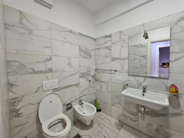 Tirane, jepet me qera apartament 3+1+Ballkon Kati 7, 131 m² 1.000 € (Kompleksi Delijorgji, Rruga Kavajes)